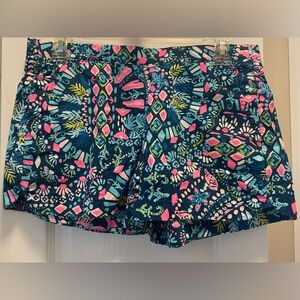 Lilly Pulitzer Shorts 
Size S 
Elastic waist
Front and back pockets